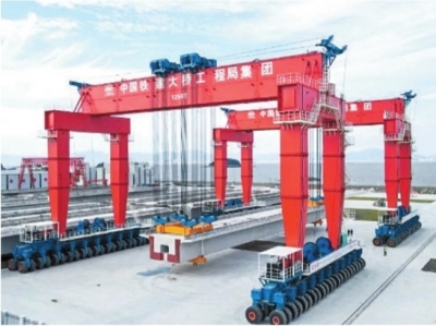 China successfully developed and manufactured a 1250-ton tire-mounted...