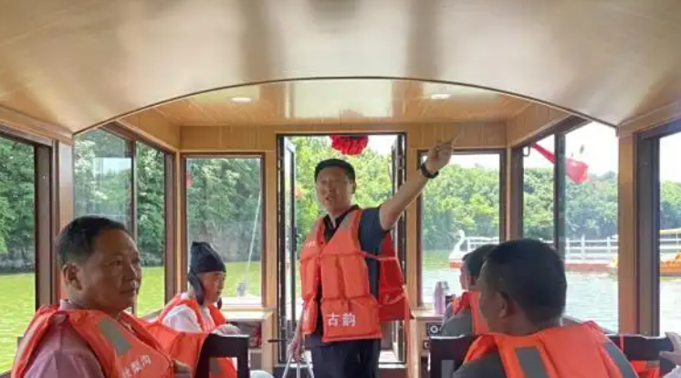 Dunhua City: the youth's