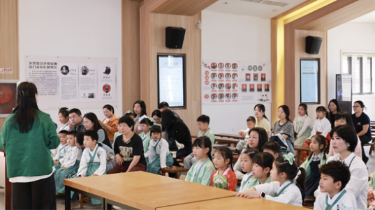 Touring the Garden Expo with the cultural commissioner: creating a Chinese classics classroom in the fields