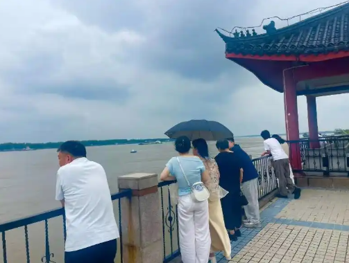 Anqing station on Yangtze River reaches designated flood warning level; Levees fully enter emergency duty status