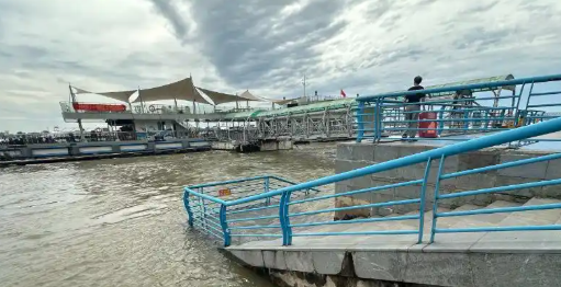 Water levels rise continuously in Wuhu Section of Yangtze River as river crab sculptures serve as flood gauges