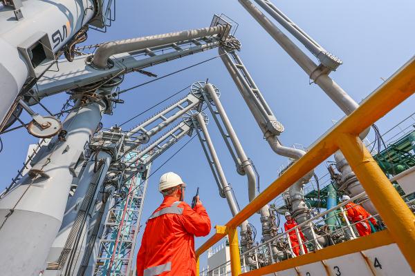China's oil, gas output hits r